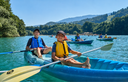 Joies du kayak : 25 enfants d’Arménie étaient accueillis au camp de vacances Camp Bol d’Air. (Photo : màd)