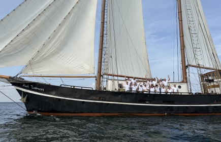 La flotte suisse de l'IYFR en croisière: 18 passionnés de voile à bord de la goélette historique à deux mâts Abel Tasman