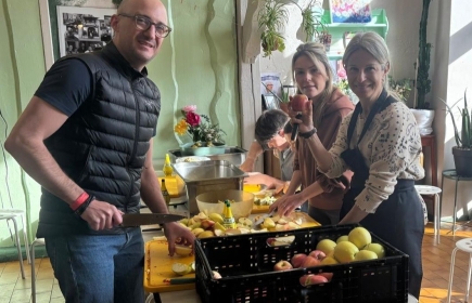 Aiutare con gioia chi ne ha bisogno: i soci del RC Genève-Lac nella cucina del Jardin de Montbrillant
